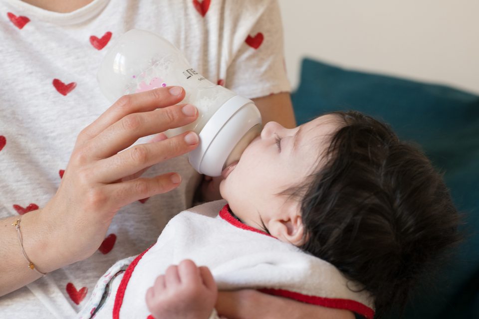 photo-maman-bebe-le-biberon