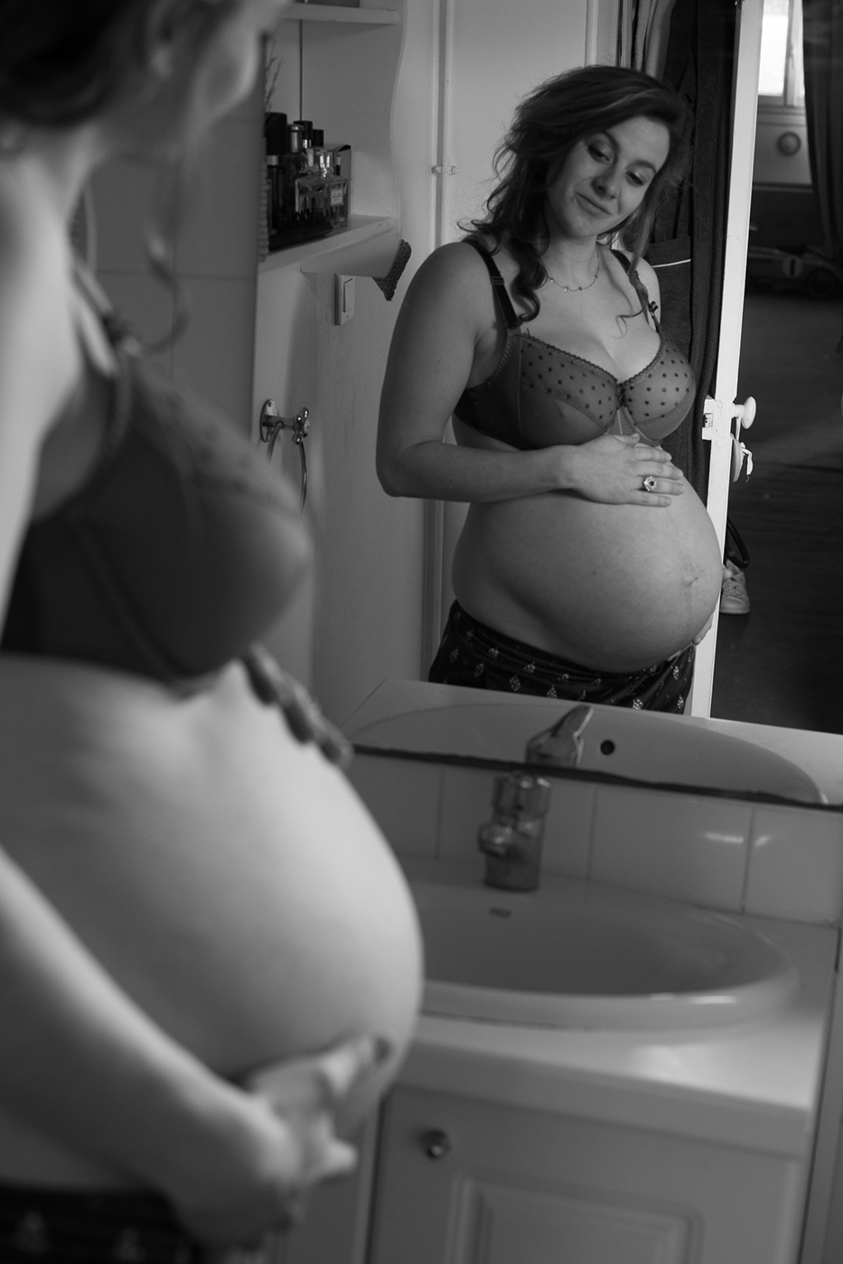 Photo salle de bain femme enceinte au miroir 4765 cathy bertrand photographe