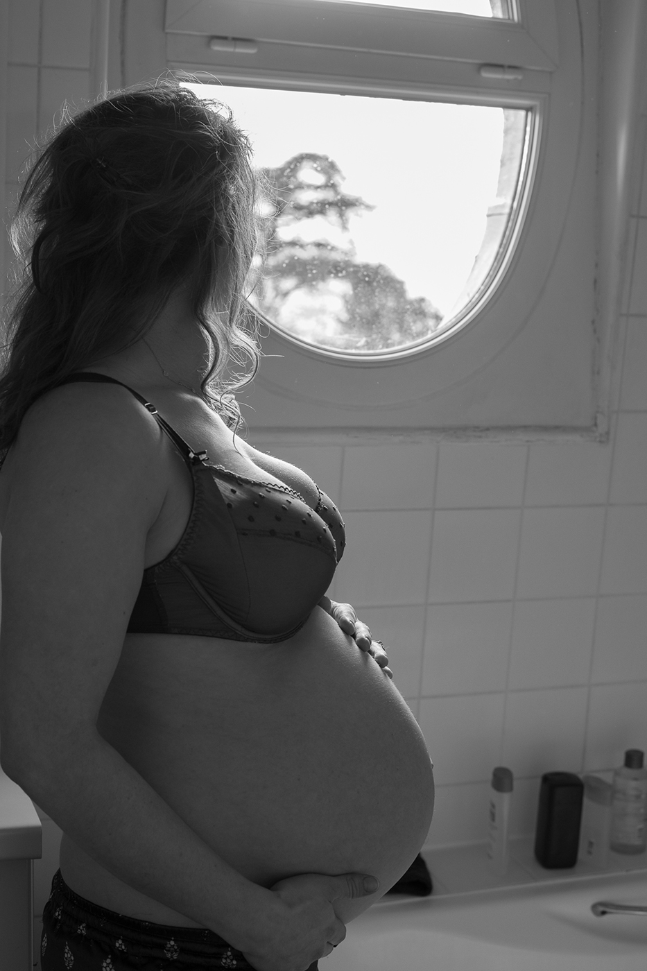 photo noir et blanc femme enceinte dans la salle de bain 4770